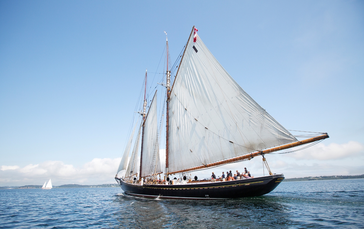 Nova Scotia feiert mit Sonderprogrammen und Groß-Seglern 3 The Bluenose II sails off the coast of Lunenburg South Shore