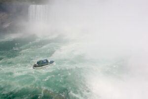 Die Gischt der Niagarafälle ist so stark, daß die Ausflugsschiffchen fast darin verschwinden!