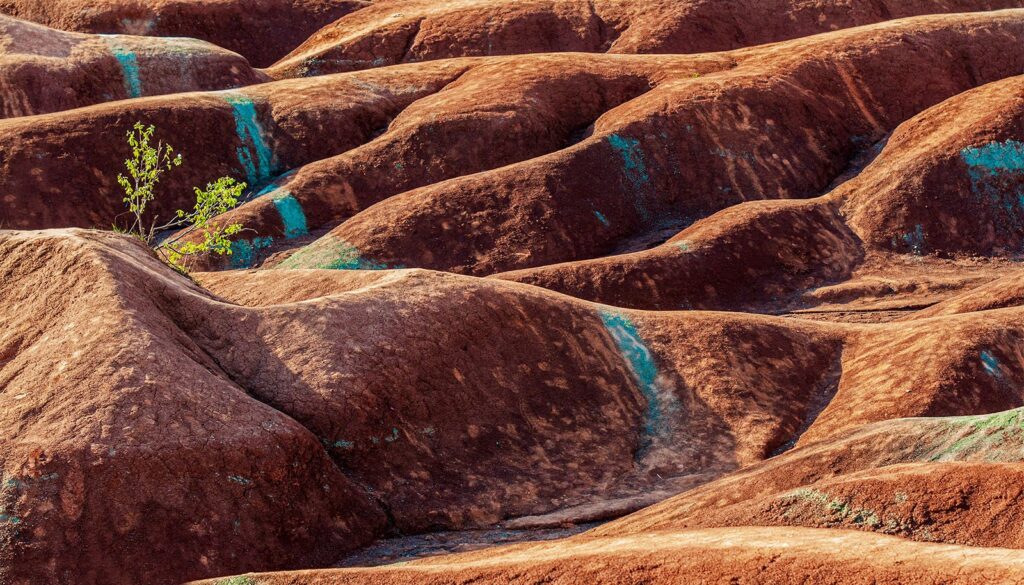Die “Badlands” von Kanada 3 5 Die roten und gruenen Eisenoxyd Ablagen der Caledon Badlands