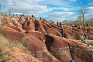 8 Hunderte von Besuchern gefaehrden die Caledon Badlands etwa 1975